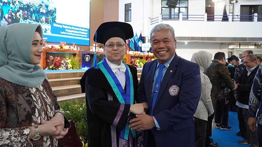 Kehadiran Wakil Rektor III UHT Warnai Sidang Terbuka Dewan Profesor ITS