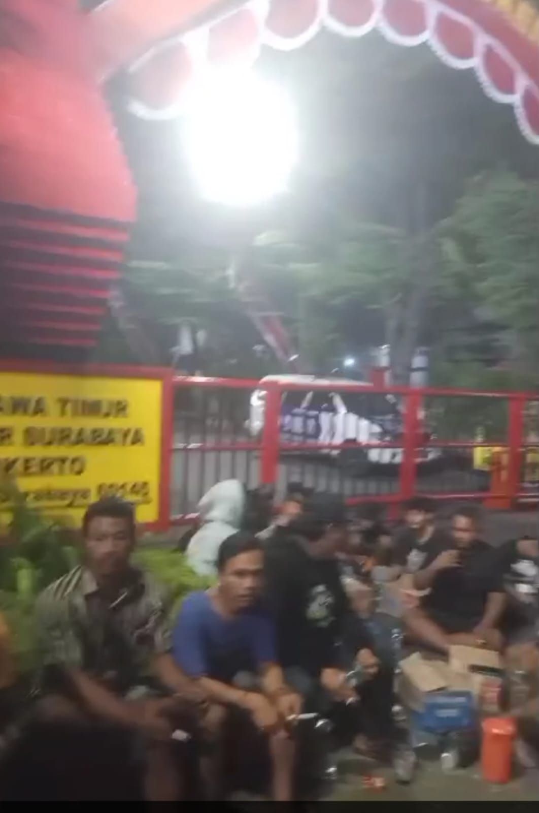 Cegah Onar Malam Hari, Warga Simokerto Surabaya Turun Jaga Lingkungan.