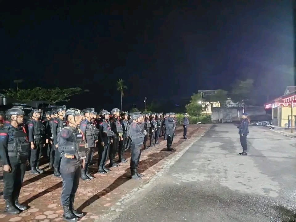 100 Personel Brimob Polda Papua Barat Diterbangkan ke Sorong untuk ikut mengamankan situasi di Kota Sorong