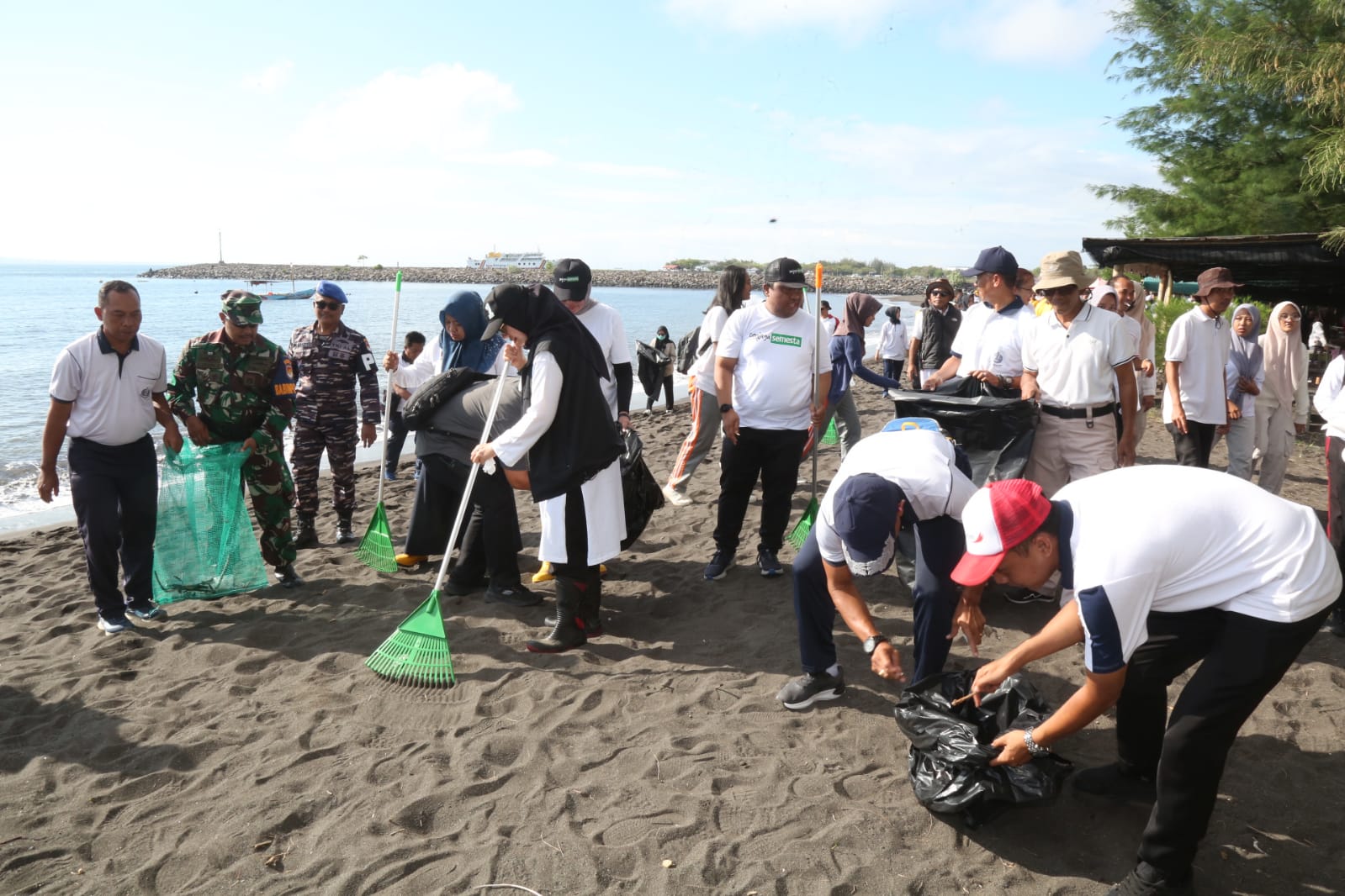 World Cleanup Day, Bupati Ipuk Bersama Ratusan Warga Bersihkan Sampah di Pantai Seranite