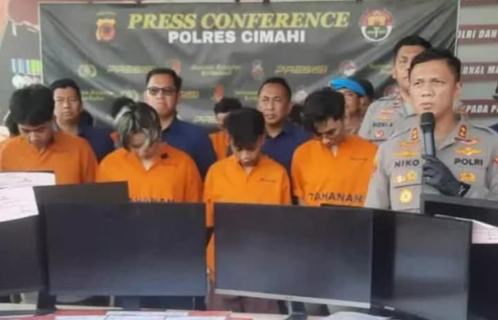 NASIB APES EMPAT PEMUDA DESA GALANGGANG DIGEREBEK POLISI – Markas CS Judi Online Tersingkap dari Pengembangan Kasus Narkotika, Tersangka Terjebak Gaji Rp 5 Juta/Bulan dengan Ancaman Hukuman 10 Tahun Penjara
