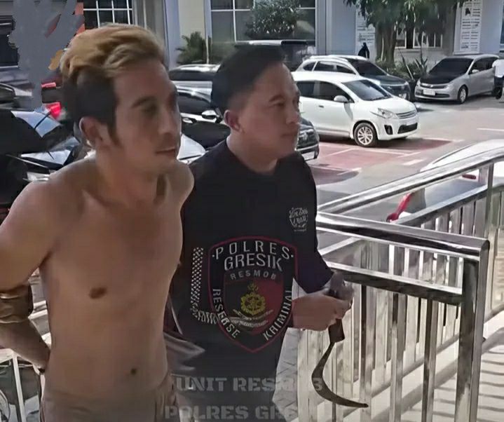 TUKANG PARKIR BERINISIAL BS DARI SURABAYA DIAMANKAN POLRES GRESIK, DIDUGA MENGANCAM PENJUAL PENTOL DENGAN CELURIT – PERISTIWA TERECAM CCTV, Dijerat Pasal 335 KUHP