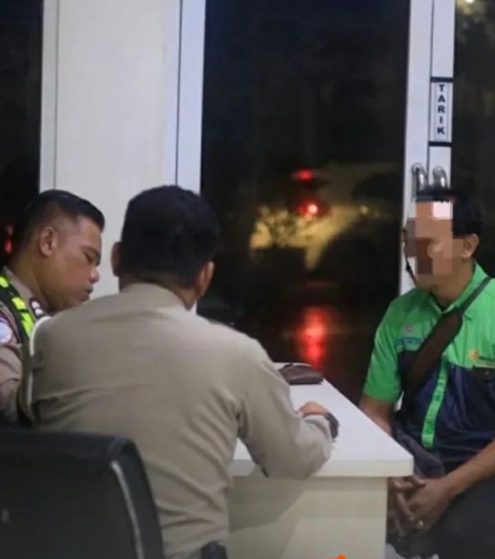 AKSI UGAL-UGALAN BUS TRANS JATIM VIRAL DI MEDIA SOSIAL BERUJUNG PENINDAKAN TEGAS, SATLANTAS POLRES GRESIK MENERTIBKAN PENGEMUDI DAN BERI SANSI HUKUM