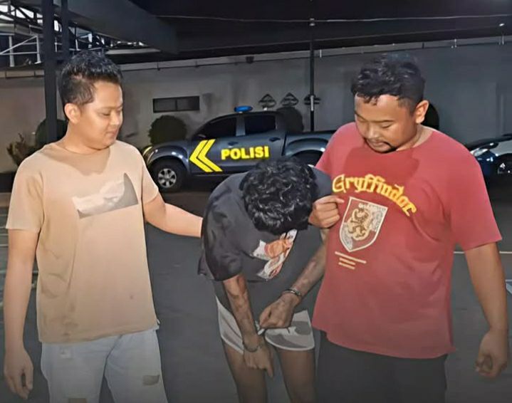 “UPAYA PELARIAN PELAKU PENCURIAN KENDARAAN DI NGAWI BERAKHIR DENGAN TEMBAKAN TEGAS – SATRESKRIM POLRES NGAWI LUMPUHKAN IBNU RIZKY (22) YANG TERCATAT BURONAN PULUHAN KASUS, MOTOR CURIAN DISITA DAN PELAKU DIPERIKSA”