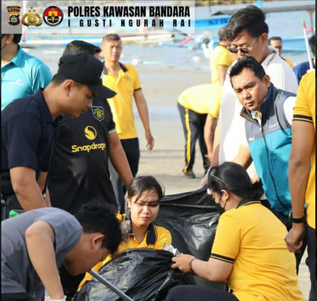 Jaga Kebersihan Pantai, Polres Bandara Ngurah Rai dan Stakeholder Kompak Bersihkan Pantai Sekeh Tuban