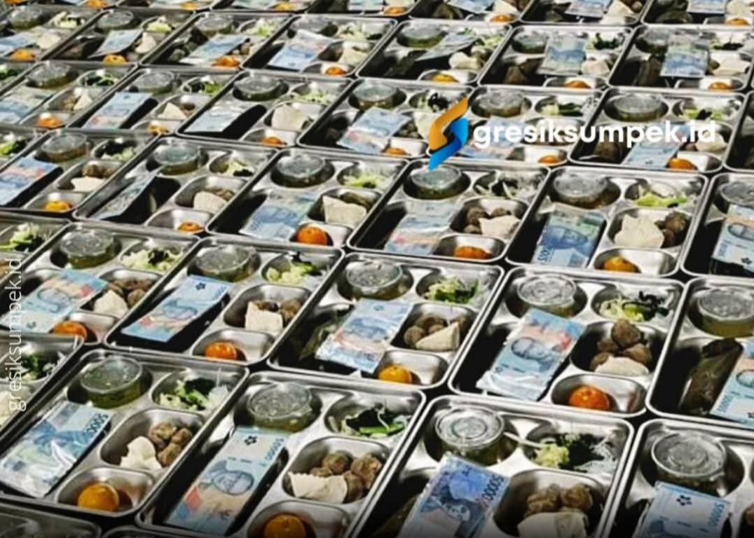 1.877 SISWA 19 SEKOLAH DI KECAMATAN TANAH MERAH BANGKALAN SERINGAH TERIMA MBG GRATIS, SETIAP OMPRENG BERISI UANG RP50 RIBU DARI PENGUSAHA TEMBAKAU