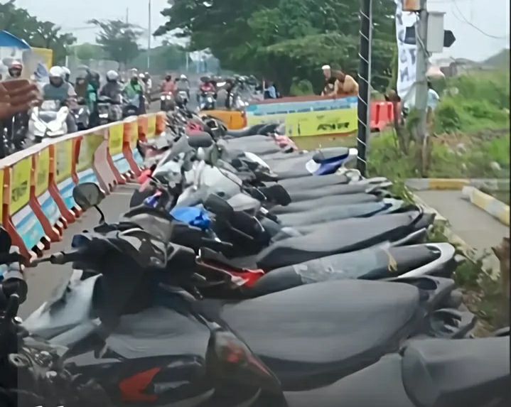 SEBANYAK 20 SEPEDA MOTOR DIAMANKAN DALAM RAZIA GABUNGAN POS JEMBATAN SURAMADU, POLSEK KENJERAN, DAN SATPOL PP SURABAYA