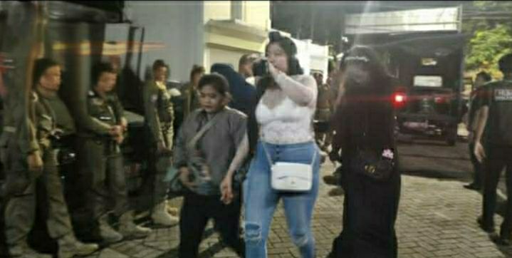 SIDOARJO – OKNUM KAFE DI SUKODONO NEKAT OPERASI DENGAN MIRAS DAN LC SELAMA RAMADAN, TANGKAP BASAH PETUGAS GABUNGAN!