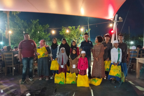 Santunan,berbagi dan bukber bersama anak yatim di taman Suroboyo kenjeran.[Gambar 149.jpg