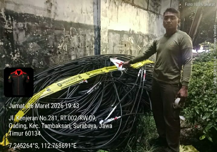 SATPOL PP PUSAT KOTA SURABAYA TEGAS – Tindak Tegas Penyitaan Kabel Optik yang Terlantar dan Mengganggu Keamanan di Jalan Gedung Cewek