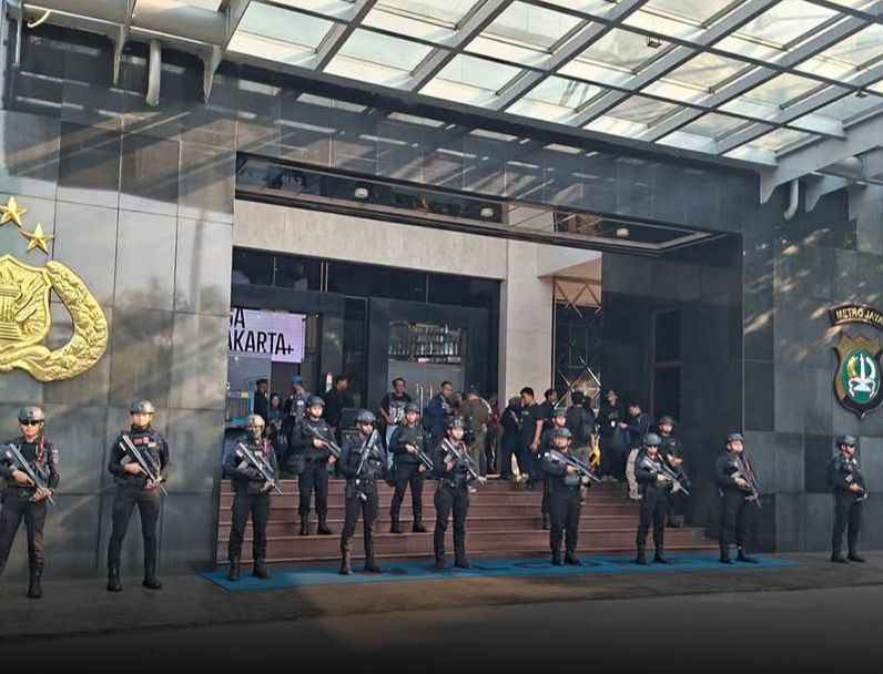 Dijaga Ketat Brimob Bersenjata! Setengah Triliun Uang Korupsi dan Puluhan Kilo Emas Dipajang di Polda Metro Jaya